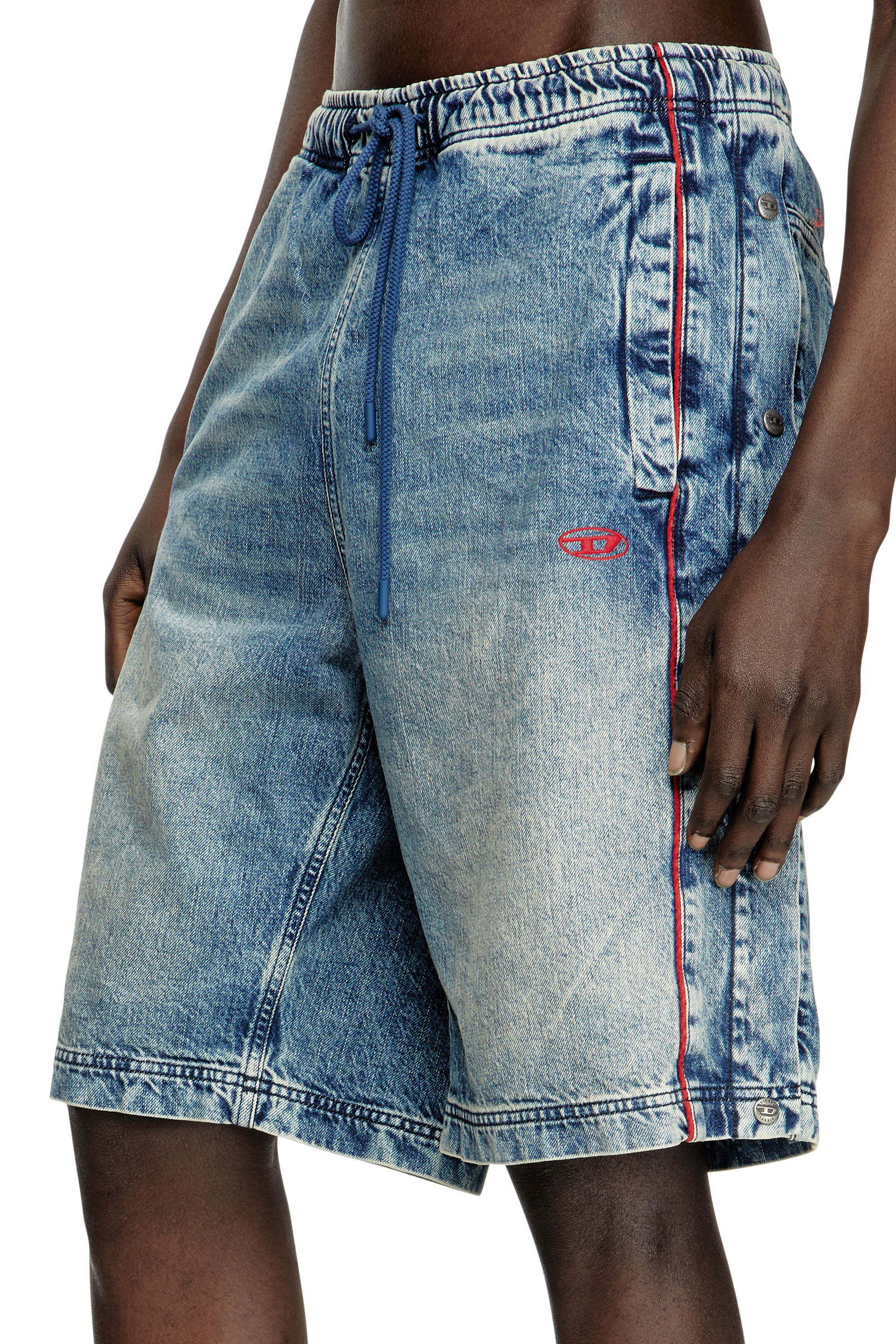 Diesel - D-AXFOR-SHORT-S, Short en jean avec passepoil rouge Mixte in Bleu - 3